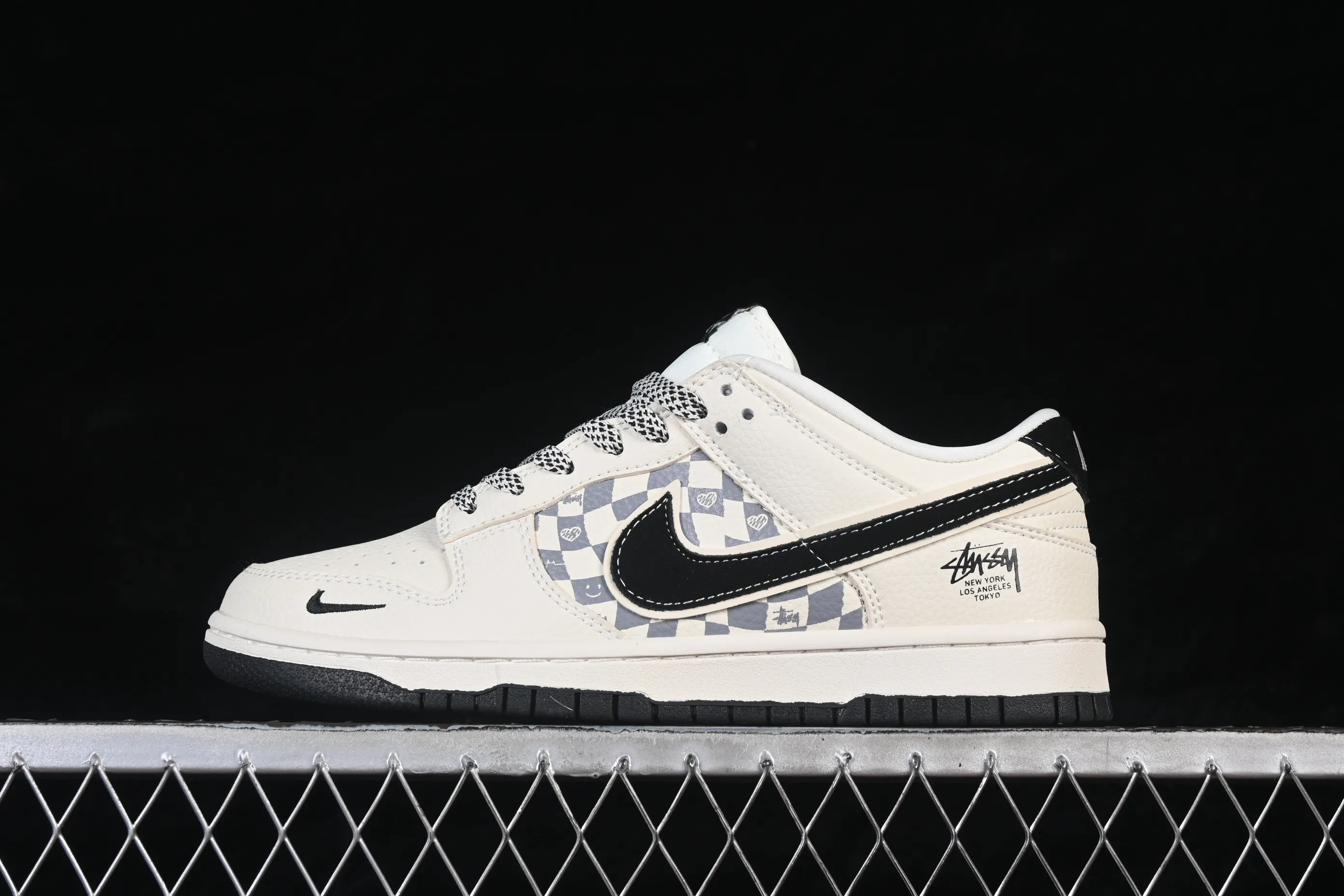 All categories Nk SB Dunk Series Nk SB Dunk Low High-end customized low-top sneakers Nike SB Dunk Low Stusi co-branded white and black double hook heart High-end customized low-top casual skate shoes TX1688-021